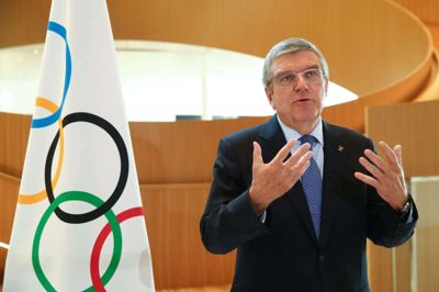 IOC-præsident Thomas Bach melder om fuld opbakning globalt til beslutningen om at rykke OL til sommeren 2021.