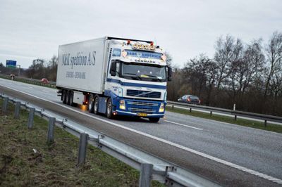 Der er blevet bedre plads til lastbilerne på de danske veje, da personbilerne er halveret i antal, siden regeringens tiltag for at inddæmme spredningen af coronavirus. (Arkivfoto)