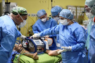 Et hold læger og sygeplejersker på et hospital i den italienske storby Milano den 27. marts behandler en patient, der er smittet med coronavirusset.