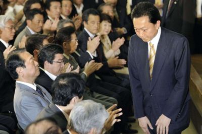 Yukio Hatoyama (til højre), tidligere premierminister i Japan, antyder, at Tokyo havde større problemer med udbruddet af coronavirus, end man foregav, inden legene blev udskudt fra 2020 til 2021.