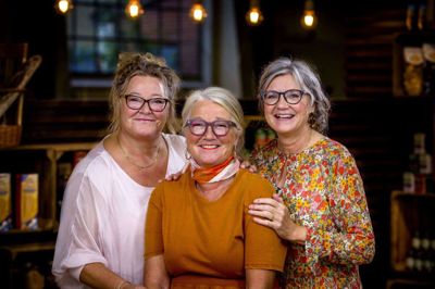 Mette Rødkjær i midten har boet i Ikast i over 30 år og arbejdet som pædagog. Hun er omgivet af søstrene Malene (t.v.) og Trine Rødkjær. foto: carsten mol/DR