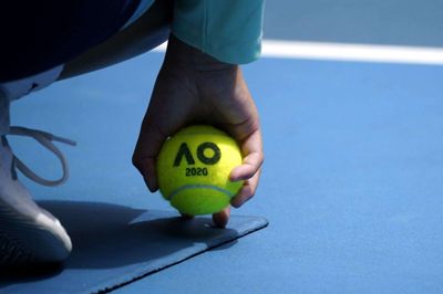 Forskellige hænder på en tennisbold kan lede til coronasmitte, mener læger. (Arkivfoto)