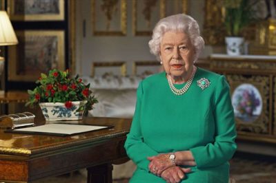 Mange føler smerte ved adskillelsen fra deres kære. Men nu - som under krigen - ved vi inderst inde, at det er det rigtige at gøre, sagde Storbritanniens 93-årige dronning Elizabeth i sin tv-tale om coronakrisen.