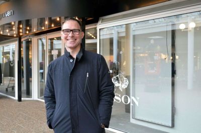 Tøjeksperten Morten Orluff havde det store smil fremme, da han for halvandet år siden åbnede i Ikast. Nu hejser han det hvide flag og vil fremtidig koncentrere sig om butikken i Brande. Foto: Laila Kempel