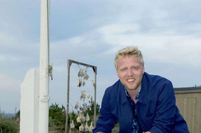 Pelle Emil Hebsgaard elsker jobbet som tv-vært og at hygge om deltagerne. Foto: Henrik Hammel