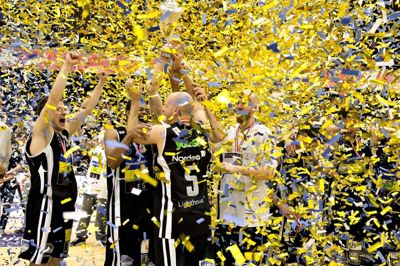 Bakken Bears - her i en gammel pokalfejring - skal møde Bahcesehir Koleji i semifinalen i Fiba Europe Cup.