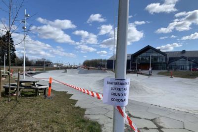 Skaterbanen ved Hjertet blev mandag lukket ned, fordi for mange mennesker samlede sig og benyttede området, hvilket er i strid med forsamlingsforbuddet. Foto: Mikkel Korsgaard Christensen