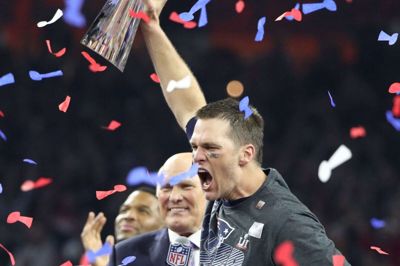 Terry Bradshaw står her på scenen sammen med Tom Brady, efter at Brady sammen med New England Patriots i 2017 vandt en af sine seks Super Bowl-titler. (Arkiv).