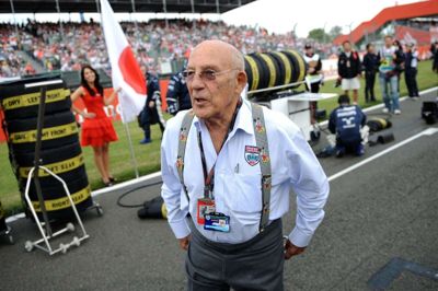Stirling Moss var i sine senere år ofte at finde på startgridden inden et Formel 1-løb. I januar 2018 trak han sig tilbage fra offentligheden grundet helbredsproblemer. (Arkivfoto)