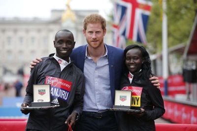 Daniel Wanjiru (tv.) kunne i 2017 lade sig hylde af Prins Harry som vinder af mændenes London Marathon. (Arkivfoto)