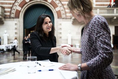 Swati Joshi underskriver erklæringen og udveksler håndtryk med Københavns Kommunes beskæftigelses- og integrationsborgmester, Cecilia Lonning-Skovgaard (V), ved en grundlovsceremoni på Københavns Rådhus i februar. Ceremonien er - ligesom mange andre ting for tiden - sat på pause på grund af coronavirusset.