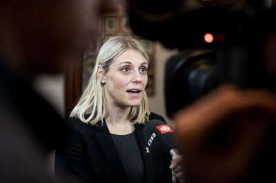 "Vi har et forlig, der gælder flere år ind i fremtiden. Og jeg ser da ingen grund til at gå på kompromis med vores ambitioner," siger forsvarsminister Trine Bramsen (S) før et Nato-møde onsdag.