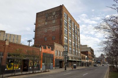 Amerikanske butikker som disse i Detroit i Michigan, der er lukket for at inddæmme spredningen af corona, oplevede allerede i marts et fald i salget, der er mere end dobbelt så stort som nogen måned under finanskrisen. (Arkivfoto)