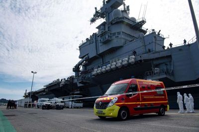 Ambulancer og sundhedspersonale stod klar på kajen, da det store hangarskib "Charles de Gaulle" lagde til i havnebyen Toulon søndag. Foreløbig er en tredjedel af mandskabet bekræftet smittet med coronavirus, meddeler det franske forsvarsministerium.
