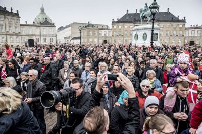 Sådan plejer der at se ud på Amalienborg Slotsplads, når dronningen fylder rundt. Her ved hendes 75-års fødselsdag i 2015. Denne gang har Kim Bruhn og Sangens Hus arrangeret en digital fællessang.