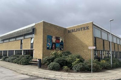 Ikast-Brande Biblioteks digitale tilbud er blevet mere udbredt under coronakrisen. Hvis man i øvrigt har bøger, der skal afleveres, kan man fortsat bruge brevsprækken. Foto: Mikkel Korsgaard Christensen