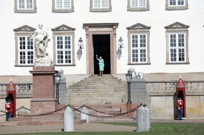 Dronning Margrethe vinker til de mange, der er mødt op foran Fredensborg Slot i anledning af hendes 80-års fødselsdag.
