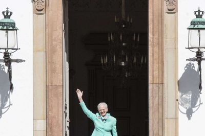 Dronning Margrethe vinker til de mennesker, der er mødt op foran Fredensborg Slot i forbindelse med 80-års fødselsdagen. - Det går lige i hjertet, siger hun om fejringen.