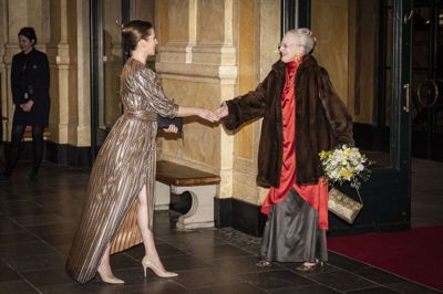 Statsminister Mette Frederiksen (S) og dronning Margrethe hilser på hinanden i Det Kongelige Teater i forbindelse med en fejring af 100-året for genforeningen. I de seneste uger har det dog været corona-krisen, som har defineret forholdet mellem dronningen og statsministeren.
- Corona-krisen påvirker det forhold, dronningen og jeg har til hinanden. Det er en anden måde at tale sammen på. Det er en anden fortrolighed, intensitet og alvor, siger Mette Frederiksen.