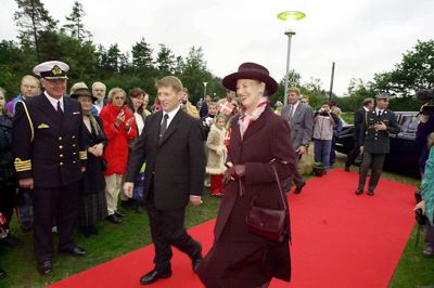 En nervøs, men stolt borgmester Preben Christensen følges med dronning Margrethe ind mod rådhuset ved regentbesøget i september 2000. Foto: Nils Lund