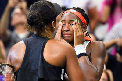 Coco Gauff (til højre) efter en kamp i US Open. Den unge amrikaner slog igennem som 15-årig ved Wimbledon i 2019.