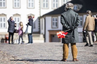 Dronning Margrethe holdt sin tale fra Fredensborg Slot, hvor danskere var mødt op med flag for at markere hendes fødselsdag. De stod dog med behørig afstand på grund af coronavirus.