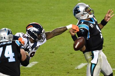 Denver Broncos' Von Miller (58) spiller linebacker og lever derfor af at skulle jagte modstanderens quarterback, hvilket her går ud over Carolina Panthers' Cam Newton (til højre).