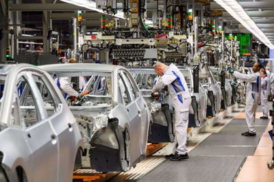Bilarbejdere i gang med at samle Volkswagens nye elektiske bil ID,3 på fabrikken i Zwickau. Den tyske bilfabrik har klaret sig lidt bedre gennem coronakrisen end de øvrige bilproducenter. I bunden ligger Fiat Chrysler, hvis bilsalg faldt med 76,6 procent i marts.