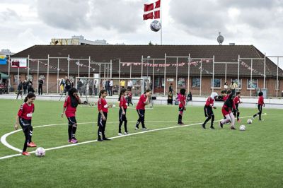 Normale aktiviteter som fodboldtræning kan være guld værd for børn, der har været hårdt ramt af coronakrisen. Her er det en flok helt almindelige unger, der i 2017 trænede med den brasilianske legende Pelé i Gellerupparken i Aarhus. (Arkiv)