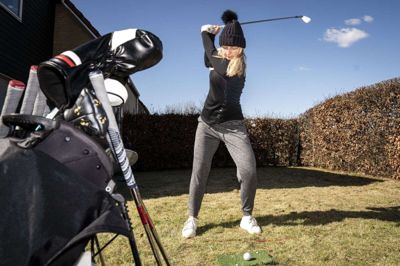 Emily Kristine Pedersen træner i haven ved sit hjem i Smørum, da golfklubben er lukket grundet Covid-19.