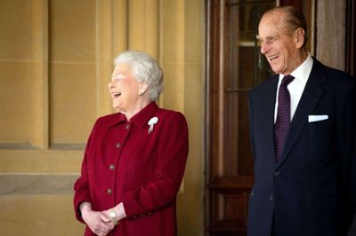 Prins Philip (til højre) ses her tilbage i 2014 side om side med sin hustru, dronning Elizabeth.