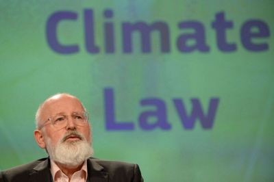 EU's klimakommissær, Frans Timmermans, præsenterede tidligere i år en klimalov. Coronakrisen har siden rystet dagsordenen, og 17 EU-lande appellerer nu til, at man trods krisen holder fast i klimaplanerne.
