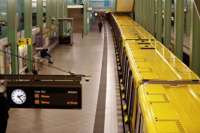 Perronen på U-Bahn stationen Alexanderplatz er usædvanligt øde under coronakrisen. Fra på mandag er der krav om, at man bærer en beskyttende maske for munden og næsen, hvis man anvender offentlige transportmidler i Berlin. (Arkivfoto)