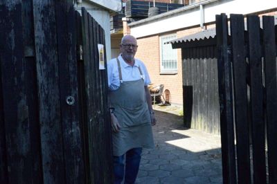 Fra p-pladsen, gennem lågen og over gårdspladsen. Sådan rammer kunderne bagdøren til Vin & Gavehuset i Strøgcentret, hvor indehaver Hartmut Wehmeier Hansen har åbent for salg. foto: laila kempel