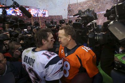 Tom Brady (til venstre) og Peyton Manning planlægger at bytte den amerikanske fodbold ud med golfkøller i maj for at samle penge ind til kampen mod Covid-19. (Arkivfoto)