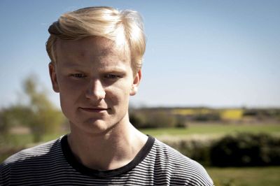 Bastian Secher fotograferet i hans forældres hjem ved Roskilde. Bastian Secher, et af Danmarks største håb i roning til OL-kvalifikationen næste år, slikker i øjeblikket sårene efter at have været involveret i en meget voldsom trafikulykke, der i værste fald kunne have kostet ham livet. Han har dog ikke opgivet håbet om en plads ved OL i 2021.