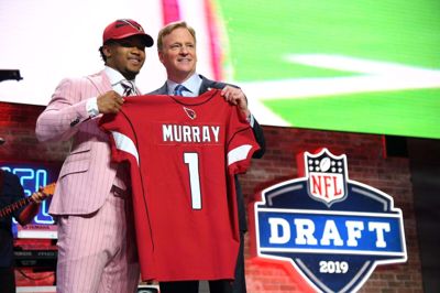 I 2019 valgte Arizona Cardinals quarterback Kyler Murray som den første spiller i draften. I år er Cincinnati Bengals førstevælger, fordi holdet vandt færrest kampe af alle i sidste sæson. NFL's øverste chef, Roger Goodell (til højre), vil fra sin kælder i New York annoncere valgene i draftens første runde.