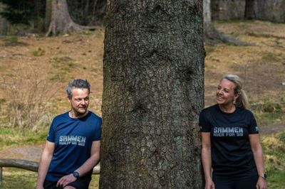Allan Rindom sammen med Heidi Jensen, som har været klient hos Rindom Kost & Motion. Prisen for en T-shirt er 150 kroner. Foto: Privatfoto