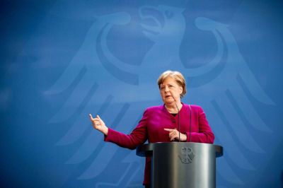 Den tyske forbundskansler, Angela Merkel, siger tirsdag, at hun støtter EU-Kommissoinens oplæg til et fælles EU-mål for CO2-reduktion i 2030 skal være 50-55 procent i stedet for de nuværende 40 procent.