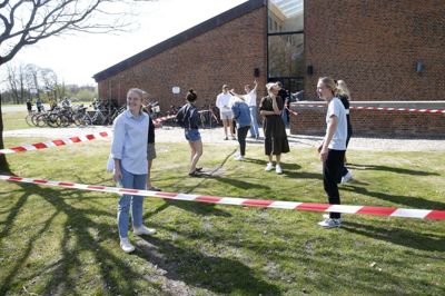Hver klasse har fået tildelt et fast, afgrænset udeområde. Alligevel smilede eleverne på Ikast-Brande Gymnasium. Foto: Flemming Hansen