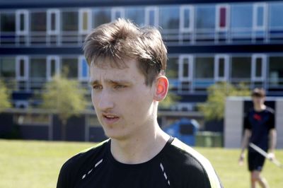 Andreas Meidahl, Ikast, 3. x:- Lidt mærkeligt. Fordi det hele er så anderledes. Men allermest dejligt at møde alle de andre igen. To af ugerne har vi brugt på SRP (studieretningsprojektet, red.), og her skulle vi alligevel have siddet derhjemme. På et tidspunkt var jeg ved at være nervøs for, at hele afslutningen på gymnasiet forsvandt mellem fingrene på os. Det gør det ekstra rart at være tilbage.- Det har været en udfordring at holde afstand. Det skal man hele tiden tænke på - især fordi vi derhjemme i familien ikke skal bekymre os om afstand. Foto: Flemming Hansen