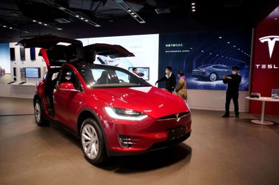 Her ses kunder iført ansigtsmasker i et Tesla showroom i et storcenter i Wuhan i den kinesiske Hubei-provins, hvor coronavirusset først brød ud.