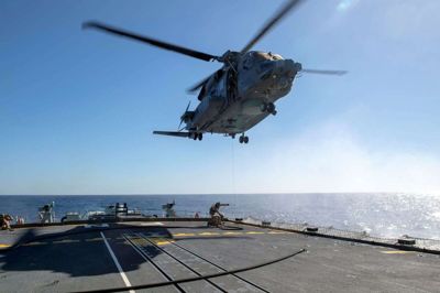 Skibet "HMCS Fredericton" havde helikoptere af typen Cyclone om bord under en øvelse i Middelhavet. En af dem styrtede af endnu ukendte årsager i havet onsdag. (Arkivfoto)