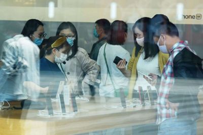 Forbrugsmønstret i Kina er på vej tilbage til det normale efter virusudbruddet i landet, vurderer Apples topchef, Tim Cook. Foto er fra en Apple-forretning i Hangzhou 24. april.