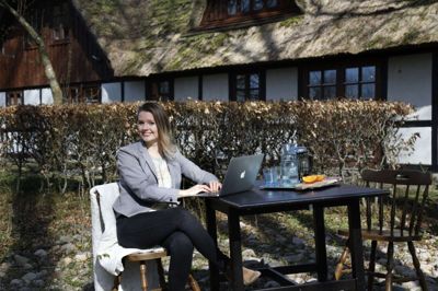 Ditte Mundbjerg Jørgensen opfordrer børnefamilierne til at skabe ro og nyde den ekstra tid sammen. Foto: henrik Ole Jensen