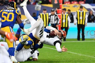 Andy Dalton skal i den kommende sæson spille for Dallas Cowboys, som har givet ham en kontrakt på ét år. Her ses Dalton blive tacklet af Aaron Donald i en kamp mellem Los Angeles Rams og Cincinnati Bengals i 2019.