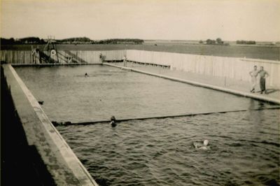 Suderbæk Badet brugte friskt og kølende vand fra Storåen. Foto: Ikast Lokalhistorisk Arkiv