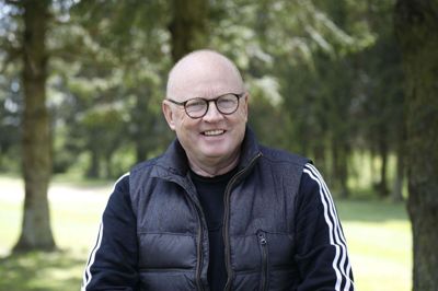 Hans Henrik Okstrøm, herning, selvstænding ledelseskonsulent:
1: - Aldrig. Så kort kan det svar faktisk gives.
2: - Fordi jeg synes, det er hyggeligt at komme herud sammen med de øvrige medlemmer af vores Midtugegolfklub, og fordi jeg gerne vil bidrage og give noget tilbage til golfklubben. Men jeg var altså kommet for at være med uanset corona-krisen, men krisen har givet betydet, at endnu flere har tid og overskud til at tænke i lokal opbakning og tage initiativer.
