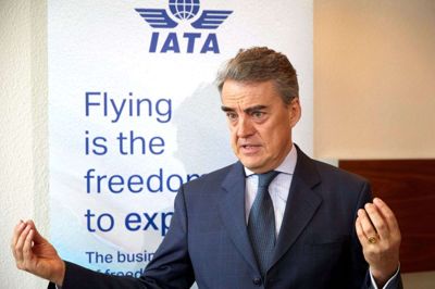 Æraen med flybilletter, der er til at betale, kan være slut, og flyselskaber drives mod konkurs, hvis der stilles krav om fysisk afstand mellem passagerer i fly, siger chefen for Iata, Alexandre de Juniac.