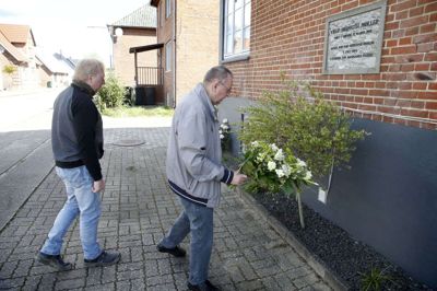 Tommu Christensen og Ove Andersen lægger blomster ved deres faldne partikammerat, Villy Helmuth Møller, der blev skudt af Gestapo i 1944. Foto: Flemming Hansen